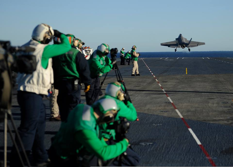 Illustration for article titled Espectaculares imágenes del F-35C en pruebas sobre un portaaviones